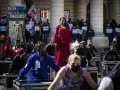 Le 4 avril 2021, à Paris, des intermittents du spectacle et des travailleurs précaires organisent une flashmob devant le théâtre de l'Odeon occupé depuis le 4 mars. VINCENT BOISOT/RIVA PRESS