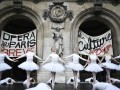 Le 24 décembre, le ballet de l'Opéra de Paris a interprété un extrait du «Lac des Cygnes» de Tchaïkovski, devant le Palais Garnier