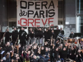 Des musiciens de l’Opéra de Paris, lors d’une manifestations contre la réforme des retraites, à l’Opéra de Paris Bastille, le 31 décembre 2019.