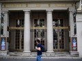 Le Théâtre des Variétés, comme dans les autres salles des théâtres privés à Paris, n'enregistre plus aucun achat de billet (Martin Bureau/AFP)