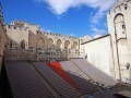 Le montage de la scène et du plateau dans la cour d’honneur du Palais des papes commence obligatoirement deux mois avant le Festival d’Avignon. Photo Christian Bellavia. Divergence
