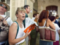 En juillet 2003, après l’annonce de l’annulation du Festival « in » d’Avignon, des spectateurs viennent se faire rembourser leurs places. © BORIS HORVAT/AFP