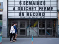 Un message affiché sur la façade de L’Européen à Paris, le 22 avril, évoque avec humour la fermeture des salles de spectacles depuis la mi-mars. © JOEL SAGET/AFP