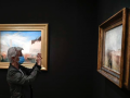 Une femme visite le musée Jacquemart-André, au premier jour de sa réouverture, à Paris, le 26 mai. © STEPHANE DE SAKUTIN / AFP