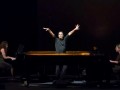 « La Consagracion de la Primavera », d’Israel Galvan, avec, de gauche à droite : la compositrice et pianiste Sylvie Courvoisier ; Israel Galvan (au centre, les bras levés) ; le pianiste Cory Smythe. © LAURENT PHILIPPE