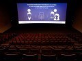 Dans un cinéma parisien, où les gestes barrières sont rappelés aux spectateurs avant la séance. © Thomas Coex / AFP
