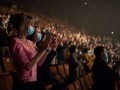 Des spectateurs, lors du concert de la chanteuse Jane Birkin, le 25 mai 2021, au théâtre Scènes du Golfe, à Vannes (Morbihan). SÉBASTIEN SALOM-GOMIS/AFP