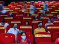 Dans un centre de vaccination temporaire installé à l'intérieur d'un cinéma à Mumbai le 17 août. (PUNIT PARANJPE/AFP)