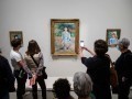 Des visiteurs devant « L’Enfant au fouet », de Pierre-Auguste Renoir, de l’exposition de la collection Morozov à la Fondation Louis-Vuitton, à Paris, le 4 octobre 2021. RICCARDO MILANI / HANS LUCAS VIA AFP