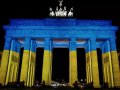 La fondation Ernst von Siemens a conçu l'idée de soutenir les curateurs réfugiés dès les premiers jours de l'invasion des troupes de Poutine. (La porte de Brandebourg à Berlin aux couleurs de l'Ukraine). John MACDOUGALL / AFP