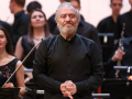Le chef d'orchestre Valery Gergiev, salue les applaudissements après s'être produit avec un orchestre à la salle de concert Tchaïkovski lors d'un concert de gala célébrant les 100 ans de l'ouverture de la Société philharmonique de Moscou le 29 janvier 2022. Tass/ABACA