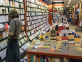 L’offre en livres de poche est pléthorique dans les rayons des librairies (ici, à Paris). Le marché affiche une croissance de 29 % en 2021 par rapport à 2020. ARNAUD ROBIN/Le Figaro Magazine