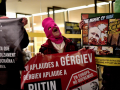 Des membres de l'association Russia Tomorrow lors d'une manifestation devant le complexe musical Auditori où se produit le chef d'orchestre russe Valery Gergiev, à Barcelone, le 1er février 2022. © Photo Pau Barrena / AFP