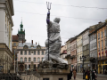 La statue de Neptune enveloppée sur la place du marché de Lviv, dans l'ouest de l'Ukraine, le 5 mars 2022. DANIEL LEAL / AFP