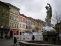 Ici à Lviv mais comme partout en Ukraine, l'héritage culturel et religieux est enveloppé de mousses, de bâches protectrices et de tissus antifeu par les habitants pour prévenir d'éventuels dégâts. Daniel LEAL / AFP