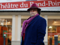 Jean-Michel Ribes en 2013, devant le théâtre du Rond-Point qu'il dirige. (THOMAS SAMSON/AFP)