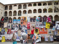 Les artistes du festival international du théâtre Off d'Avignon posent des affiches pour promouvoir leurs pièces à Avignon, en juillet 2016. Le festival international du théâtre Off d'Avignon se tiendra du 7 au 30 juillet. BERTRAND LANGLOIS / AFP