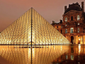 Chaque année, pour la Nuit européennes des musées, des milliers d'institutions proposent des visites insolites aux visiteurs. Photo : La pyramide du musée du Louvre de nuit ©CC0 Domaine public