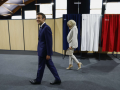 Emmanuel et Brigitte Macron dans leur bureau électoral du Touquet, dimanche.  Photo Gonzalo Fuentes/AP/SIPA