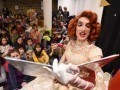 En janvier, à la médiathèque de Lamballe (Côtes-d’Armor), trois artistes de la compagnie Broadway French ont lu « La Pire des princesses », d’Anna Kemp, à plus de 70 enfants.