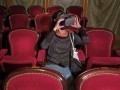 Une spectatrice portant un casque de réalité virtuelle au Théâtre du Capitole de Toulouse, le 14 octobre 2021