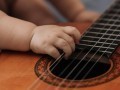 Concerts et biberons: le quotidien agité des artistes parents en tournée