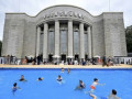 En Allemagne, le théâtre de la Volksbühne dénonce les coupes budgétaires du service public avec une «piscine du peuple»