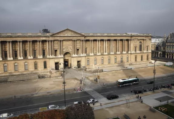 Des projets de grands travaux au Louvre sur le bureau d'Emmanuel Macron