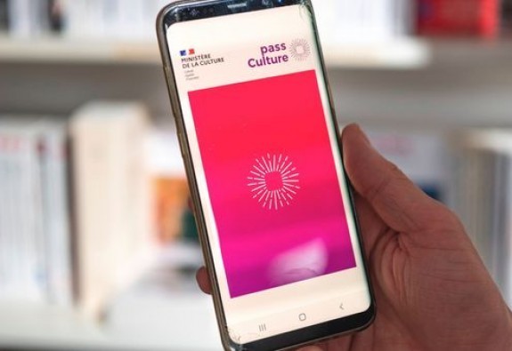 Pass culture : solution ou démission culturelle ?