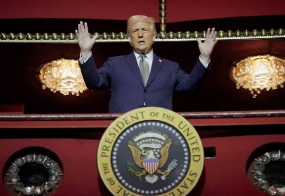 « J’aime les chansons » : Donald Trump va voir Les Misérables, malgré les menaces de boycott par les comédiens