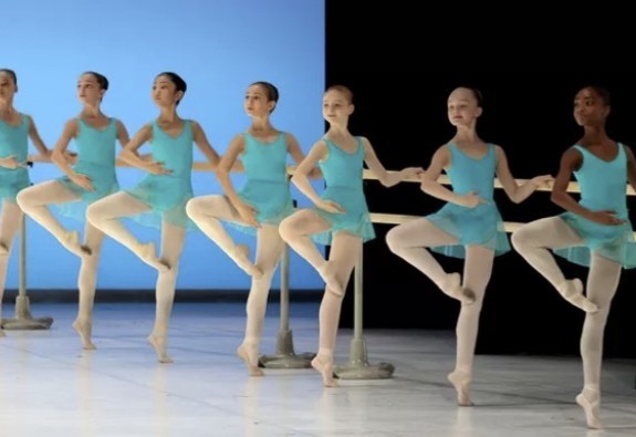 « Cela vient naturellement, comme pour l’écriture. À un moment, on ne réfléchit plus »: les professeurs de l’École de danse de l’Opéra de Paris évoquent l’art de la transmission