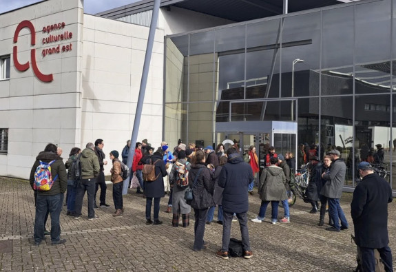 "La culture se meurt à l'Est" : artistes et techniciens dénoncent d'importantes coupes budgétaires de la Région