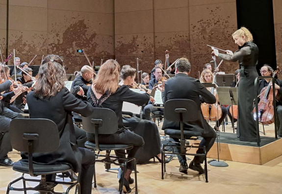 "Il faut que les femmes prennent confiance en elles" : à la Philharmonie de Paris, le concours La Maestra veut rendre visibles les cheffes d'orchestre