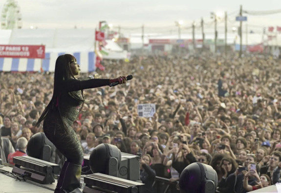 Monopoles dans la musique : « Il ne s’agit plus de détenir des festivals, mais d'un contrôle total sur tout le secteur », alerte l’eurodéputée Emma Rafowicz