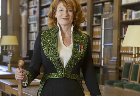 Avec Muriel Mayette-Holtz, la « mise en scène » fait son entrée sous la Coupole