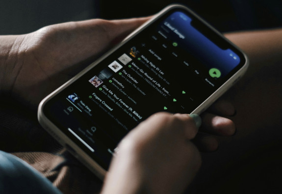 Liz Pelly, journaliste : « Pour Spotify, permettre aux utilisateurs de découvrir de nouvelles musiques n’est pas la priorité »