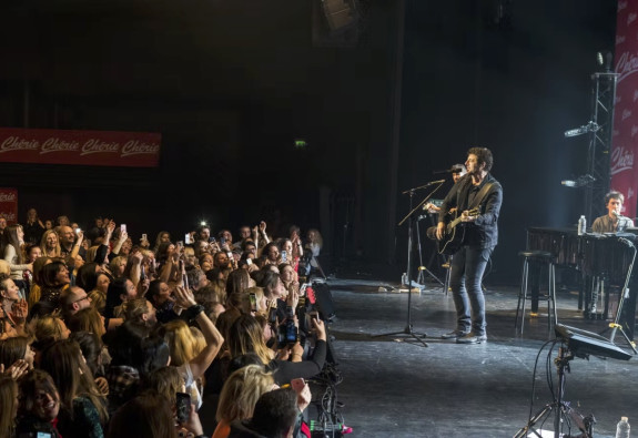 Affaire Patrick Bruel : la pression s’intensifie autour de la tournée du chanteur qui débute mi-juin