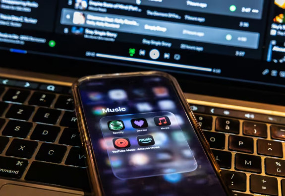 Deezer lance un détecteur gratuit pour repérer la musique générée par IA dans les playlists