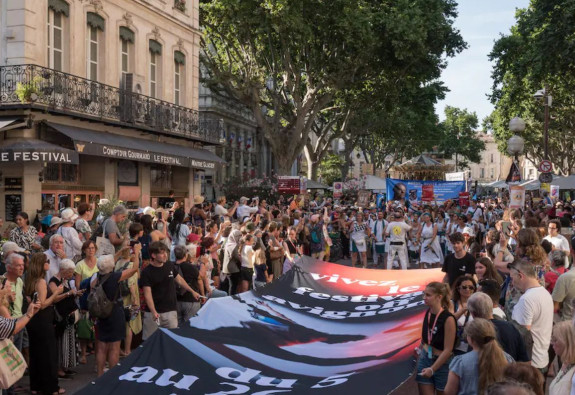 Avant le Festival «off» d’Avignon, la baisse du fonds de soutien à l’emploi met les compagnies en péril : «On allume des cierges»
