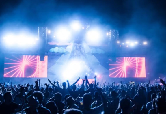 Les festivals s’adaptent aux canicules récurrentes, mais craignent pour leur survie