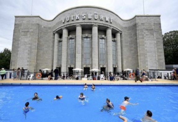 En Allemagne, le théâtre de la Volksbühne dénonce les coupes budgétaires du service public avec une «piscine du peuple»
