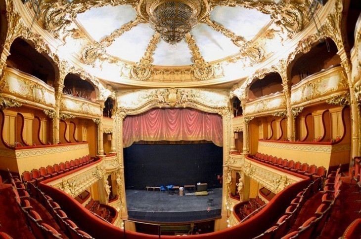 Les théâtres parisiens deviennent bien plus que des salles de spectacle