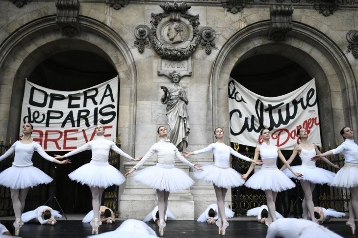 Le 24 décembre, le ballet de l'Opéra de Paris a interprété un extrait du «Lac des Cygnes» de Tchaïkovski, devant le Palais Garnier