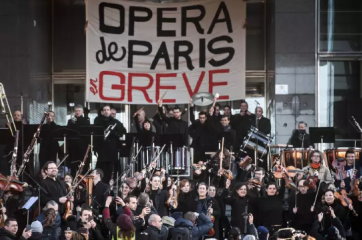 Des musiciens de l’Opéra de Paris, lors d’une manifestations contre la réforme des retraites, à l’Opéra de Paris Bastille, le 31 décembre 2019.