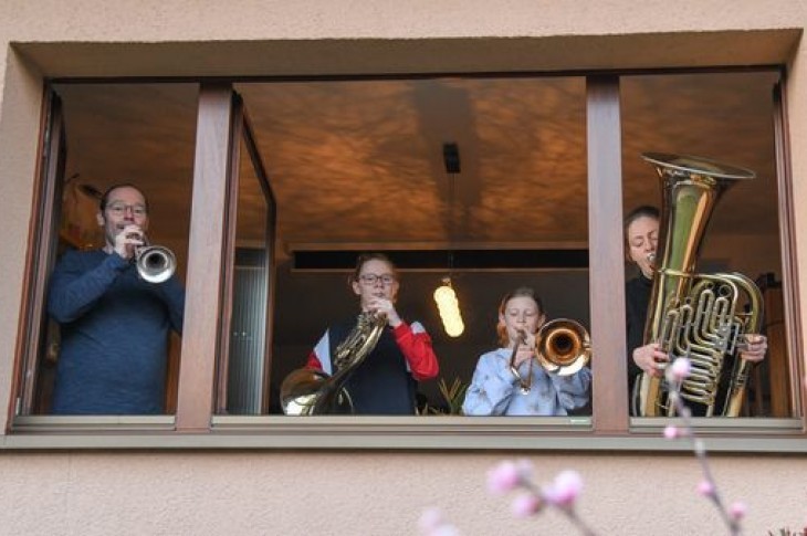 Une famille de musiciens confinée en Allemagne, continue à jouer.