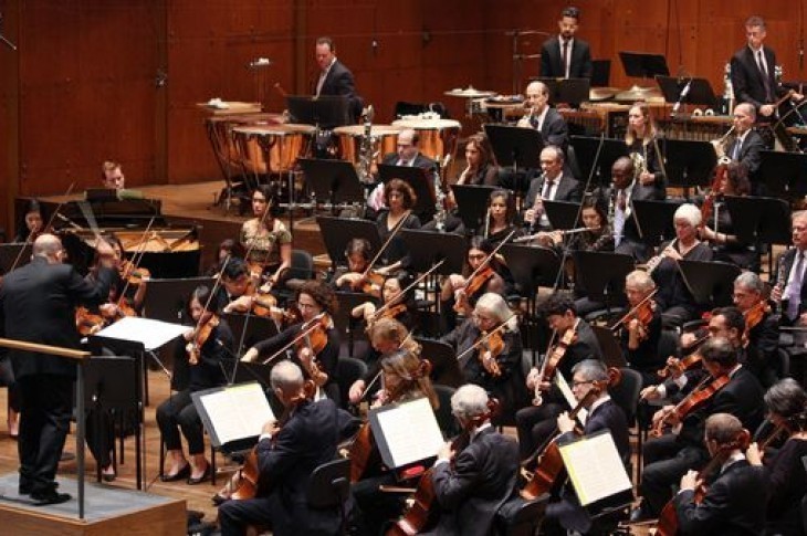 L'Orchestre philharmonique de New York dirigé par Jaap van Zweden.