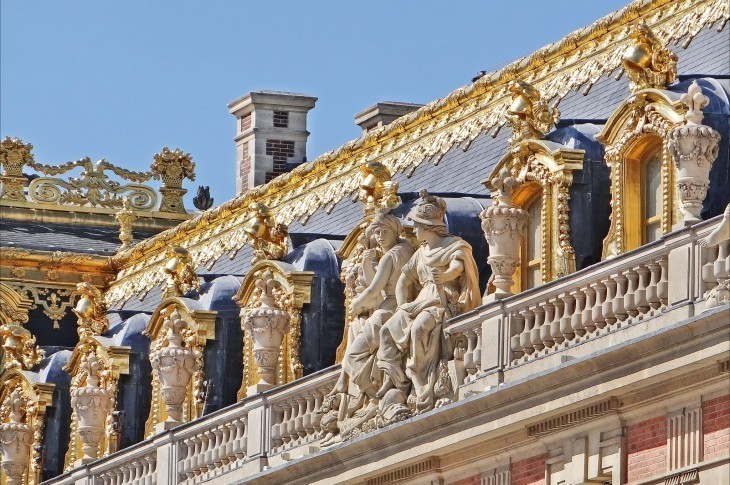 Décors de toiture de la cour de marbre (Versailles)