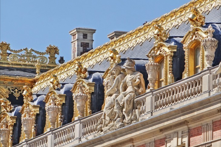 Décors de toiture de la cour de marbre (Versailles)