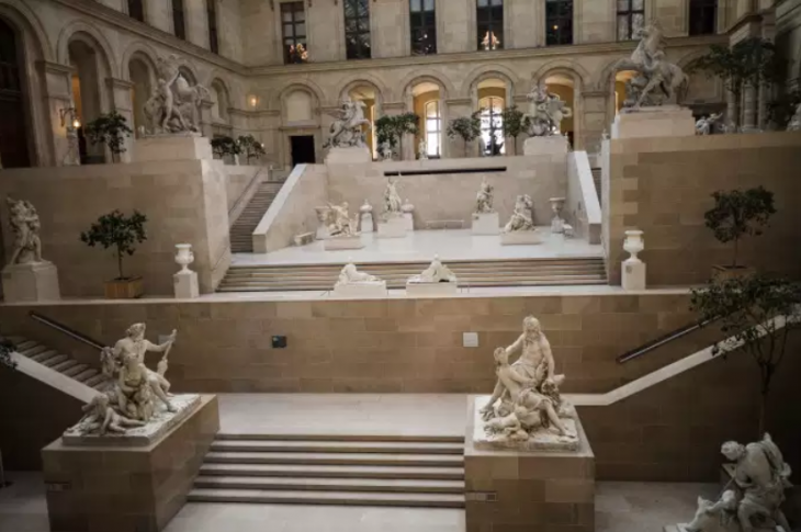 Le musée du Louvre fermé aux visiteurs, à Paris, le 15 mars.