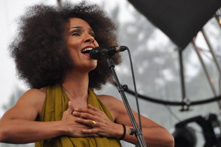 La chanteuse marocaine Oum au festival Rio Loco, le 15 juin 2019.